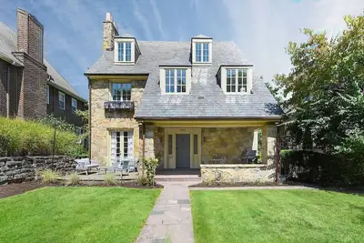 Image de ★ HostWise Stays ★ Squirrel Hill Gem! Private Garage! Sleeps 10!