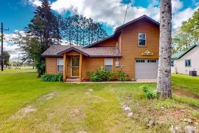 Image de Cozy home located near Lakes & Trails equipped with Wifi & a Gas Grill