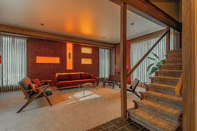 Image de Historical Mid Century Modern Home Designed By Robert Lloyd Buckles
