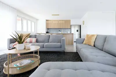 Image de Spacious 4-Bed Coastal Retreat with Ocean Views