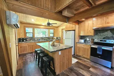 Image de Tucked in the trees, Cedar Hill is a cozy A-frame cabin with modern updates, a spacious kitchen, wraparound deck, and stunning views. The perfect mountain escape for families, couples, and friends—plus, it's pet-friendly!
