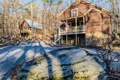 Image de 2 Cabins on 3 Acres - Hot Tub, Horse Shoes