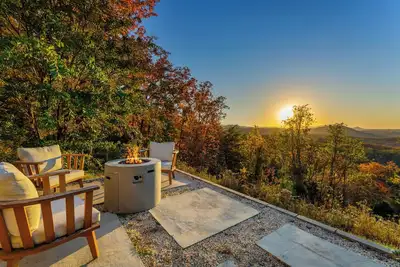 Image de Stylish Home w/ Hot Tub & Fire Pit! Sleeps 8!