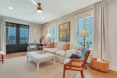 Image de Coastal Elegance on Savannah's Riverfront by Lucky Savannah