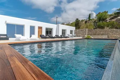 Image de Luxurious 5-bedroom villa with private pool and sea views in Parsou