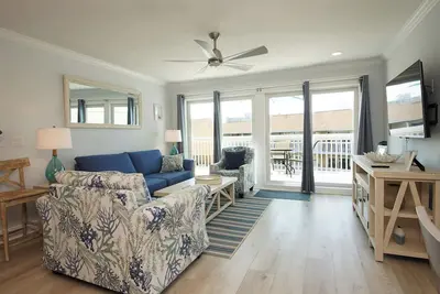 Image de Spacious 1. 5br Condo on the Canal