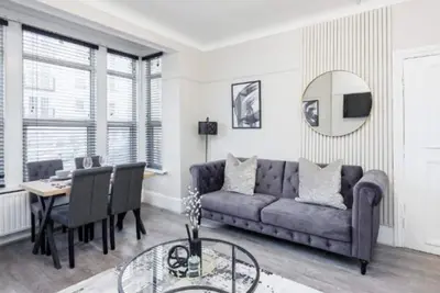 Image de Stylish & Spacious 2br City Centre Near High St by Luxiety Stays