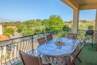 Image de grand appartement de type T4 avec terrasse proche des plages et d'une ville