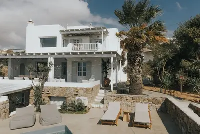 Image de Luxurious villa with pool and sea view, just 30 meters from the beach
