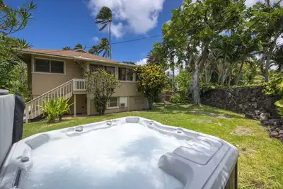 Image de Hale Pellicano w/ Private Backyard, Hot Tub, Lush Lawn & Kawela Bay Access