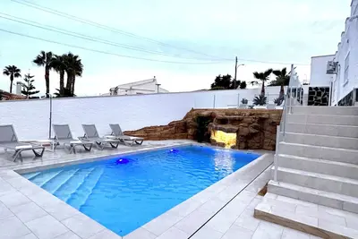 Luxurious detached villa - 2 units, large pool landscape in preferred location
