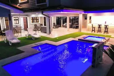 Image de House with pool next to the Tropical Forest