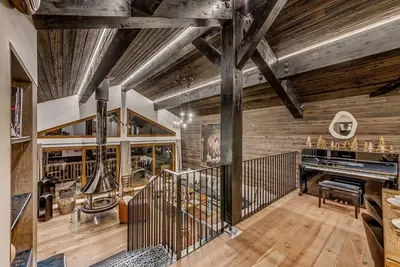 Image de Chalet, vue village, piscine, sauna, terrasse, cheminée ou poêle à bois, télévision, casier à ski