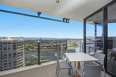 Image de Central and Scenic Riverside Retreat at Surfers