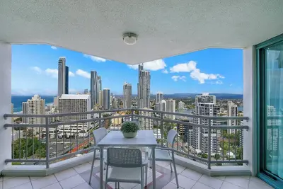Image de City Energy and Poolside Serenity at Surfers