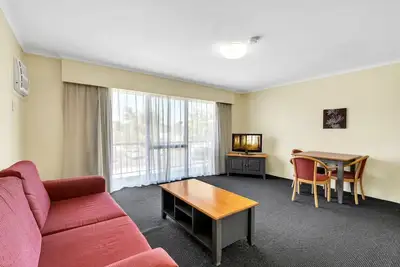 Image de Quiet unit in leafy hotel