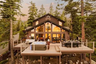 Image de Alpenglow Aerie | StayLuxe Rubicon
