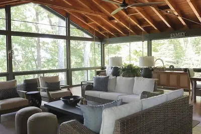 Image de Lakefront, Dock, Hot Tub, Refined Rustic Luxury!