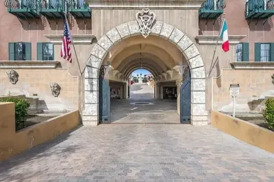 Image de This one story unit is a sprawling 4700 Italian Villa with 5 star amenities.