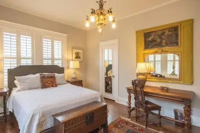 Image de Graceful Central Gardens Home