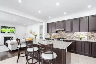 Image de Beautiful 4 bedroom & office room. (3 master bedrooms with attached washrooms)