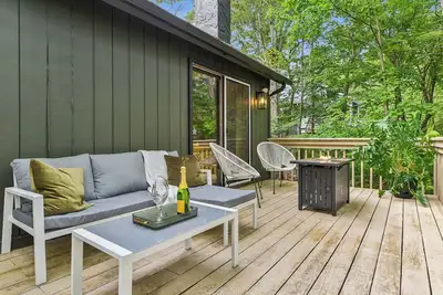 Hopskip Retro Chalet • Firepit • Indoor Pools, Tennis & Pickle • Pools • Lake