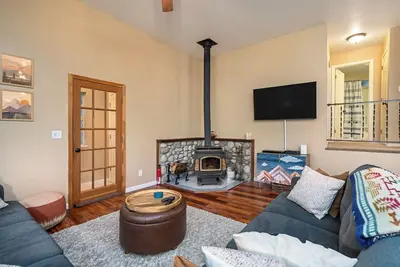 Image de Sunset Peak Cabin 3br house in Th with Lake Access-Walk to Downtown