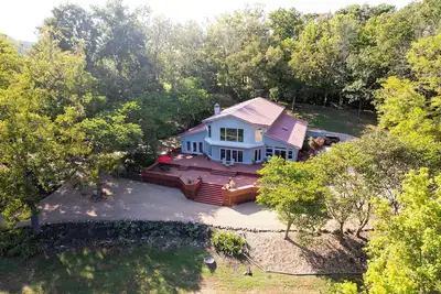 Image de \"River's Edge\" - Gorgeous 4, 600sqft Home with Walk-in River Access