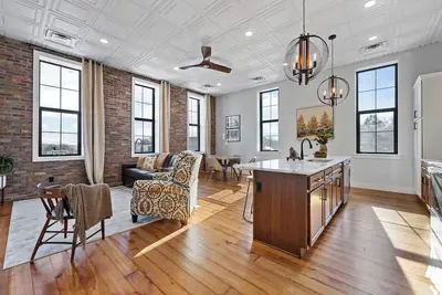 Image de Modern + Historic: \"Evans Suite\" Luxury Loft Overlooking Charming Dt