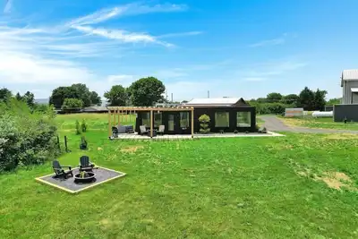 Image de Charming Container Getaway Amidst Rural Serenity