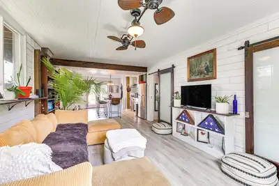 Image de Coastal Oasis w/ Hot Tub: Walk to Beach!