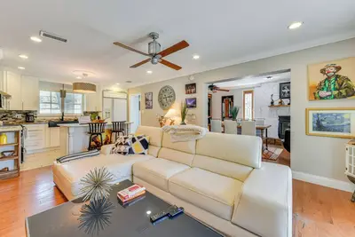 Image de 7 Mi to Downtown Tampa: Home w/ Fire Pit & Grill!