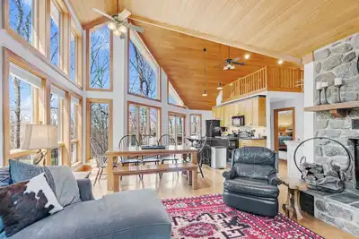 Image de Golf Course-View Cabin: Deck in Wintergreen Resort