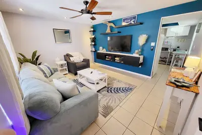 Image de Cozy Coastal Getaway - 2 min Walk to Beach & Village, Shops & Restaurants