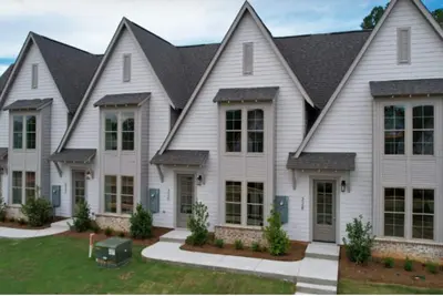 Image de 9-Min to Auburn University - Beautiful New Townhome Sleeps 9 + Garage