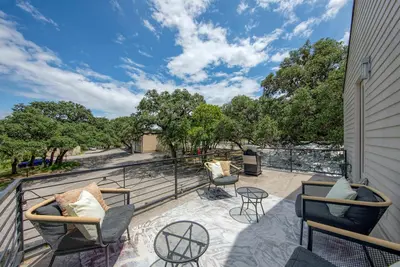 Image de Conveniently located | Upstairs Deck Bbq