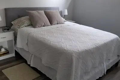 Image de One bed apt w/ private bathroom (1) free charge (1) car parking.