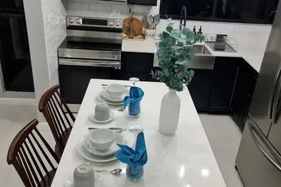 Image de Modern Sunset Oasis - 2bd Apt w/ Pool & Views, 5 Min to Dining & Shopping