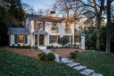 Image de Prestigious home in Atlanta's Tuxedo Park. Modern design and classic elegance.