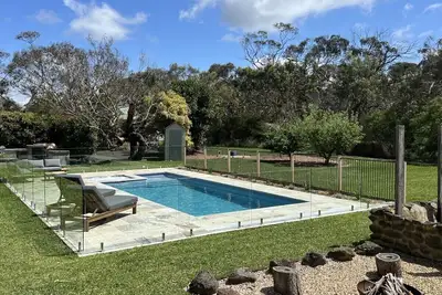 Image de Poolside Loft- Private retreat, Shared Pool\/Spa, Basketball Court, Close to wineries, Golf, Beaches