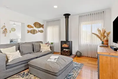 Image de The Shack- Fireplace, walk to beach, pet friendly