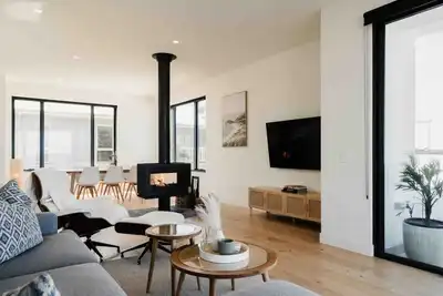 Image de La Bella-Sleeps 9, Ping Pong, Cinema, Wood Fire