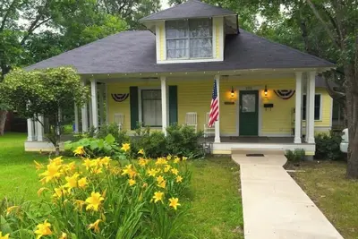 Image de Historic House, modern amenities and large front porch, short walk downtown