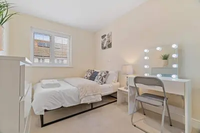 Image de 10% discount on our 3-bedroom Cosy home in Hornchurch in a quiet neighbourhood.