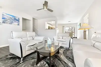 Image de ᨒStylish 4br / Movie Lounge / 10 min to Ft Carsonᨒ
