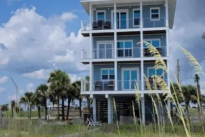 Image de Oak Rest Barn, is a custom built gulf front home w/pool, pet friendly, $250 credit for beach gear!