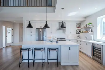 Image de New Home with 3 Bedrooms, Mountain and Lake Views.