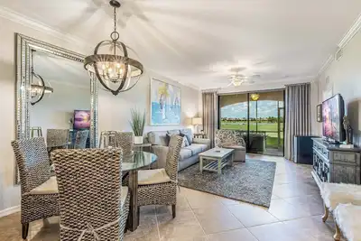 Image de 714 Bonita National Condo