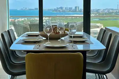 Image de 3br Luxury Oceanfront Apt with Pool, Gym & Views!