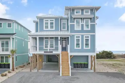Image de \"Quintessential\" is a 8 Bedroom Oceanfront Home w/ Private Pool!